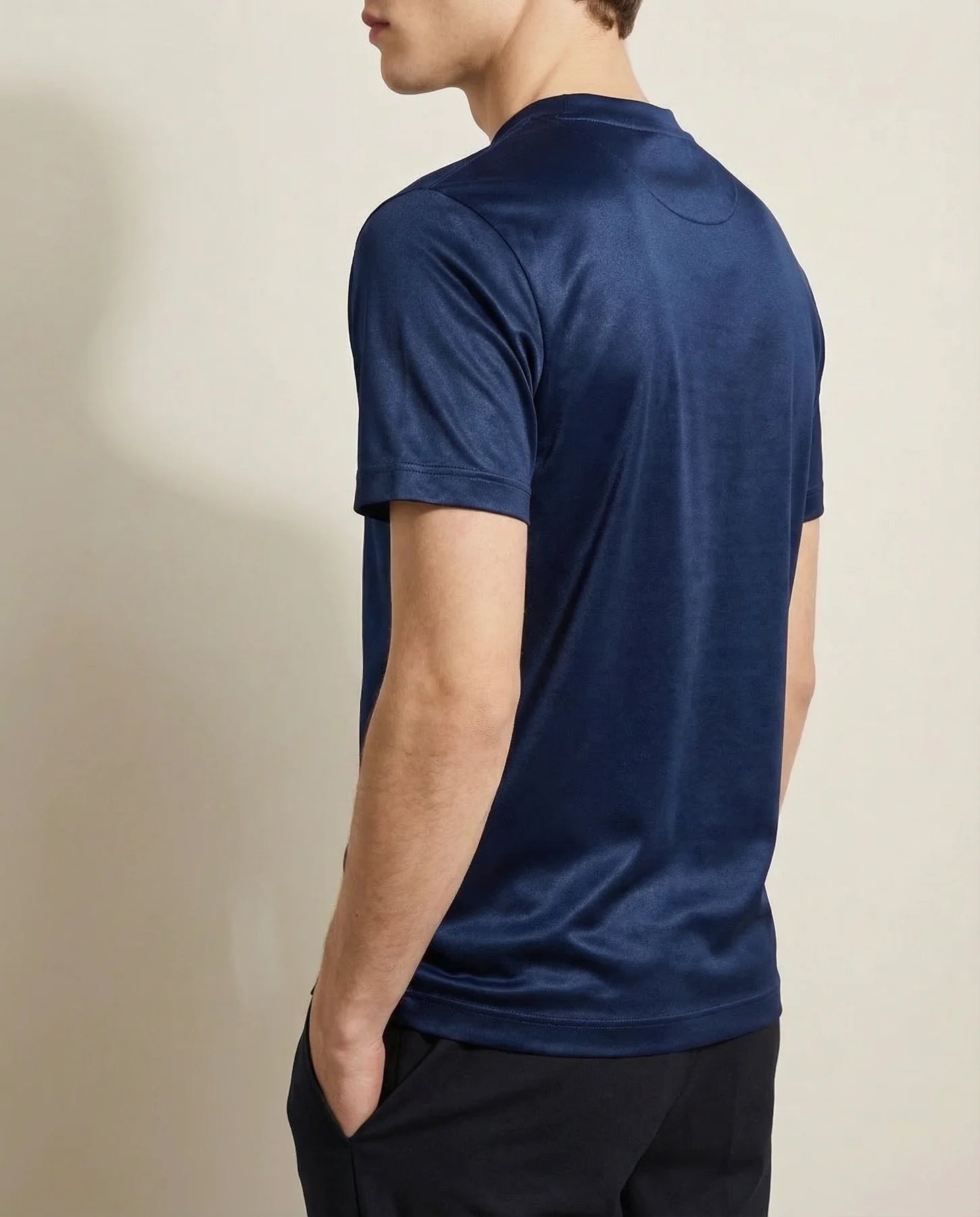 GLÄNSANDE RUNDHALSAD T-SHIRT