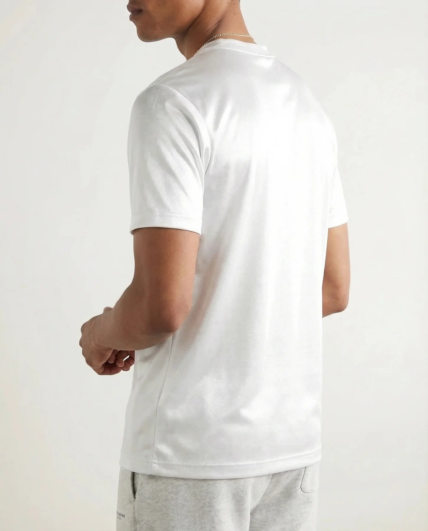 GLÄNSANDE RUNDHALSAD T-SHIRT